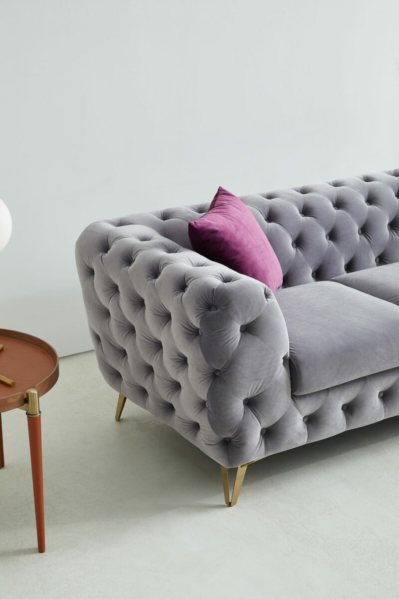 Violett soffa i ljusgrå sammet - Folkets Möbler