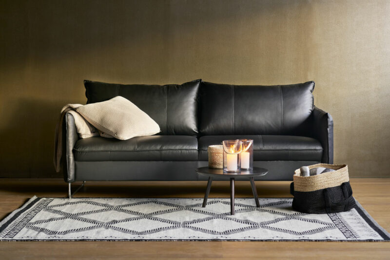 Chic soffa i svart läder - Pohjanmaan