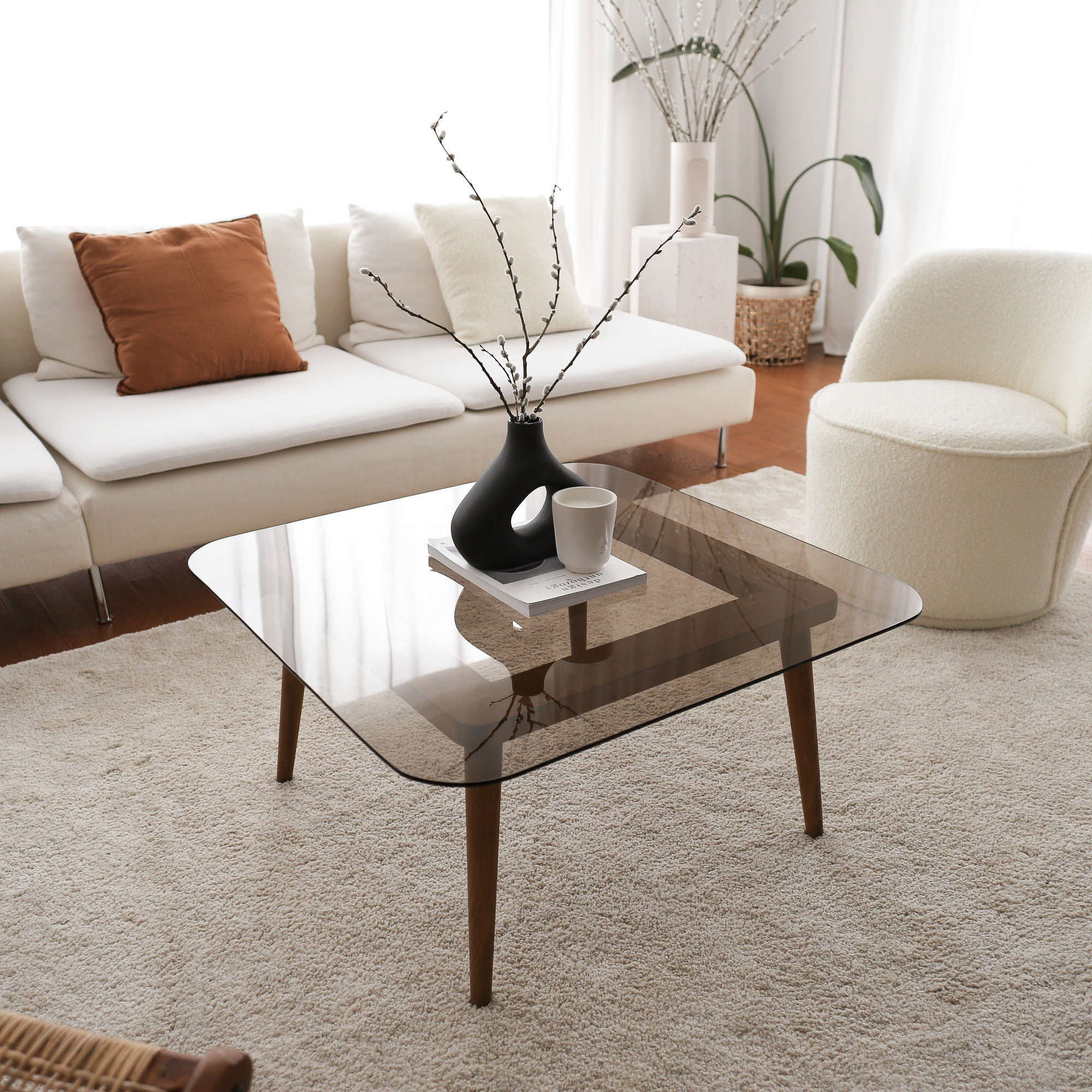 Soho kvadratiskt soffbord - Furuträ med rökfärgat glas - Folkets Möbler