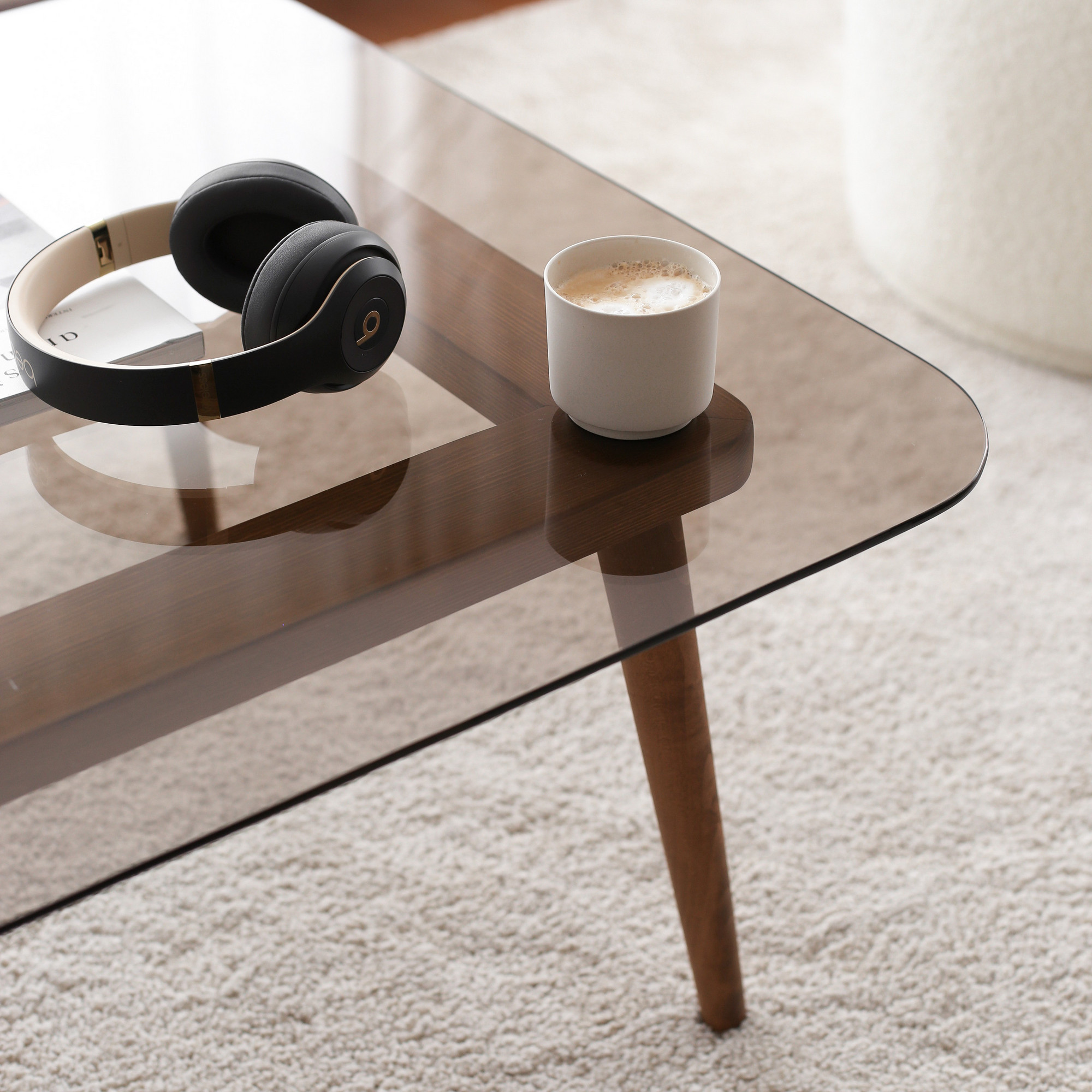 Soho kvadratiskt soffbord - Furuträ med rökfärgat glas - Morgon med kaffe och hörlurar