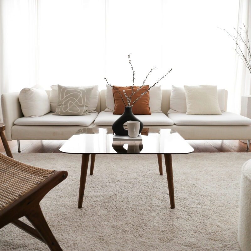 Soho kvadratiskt soffbord - Furuträ med rökfärgat glas i vit ryamatta