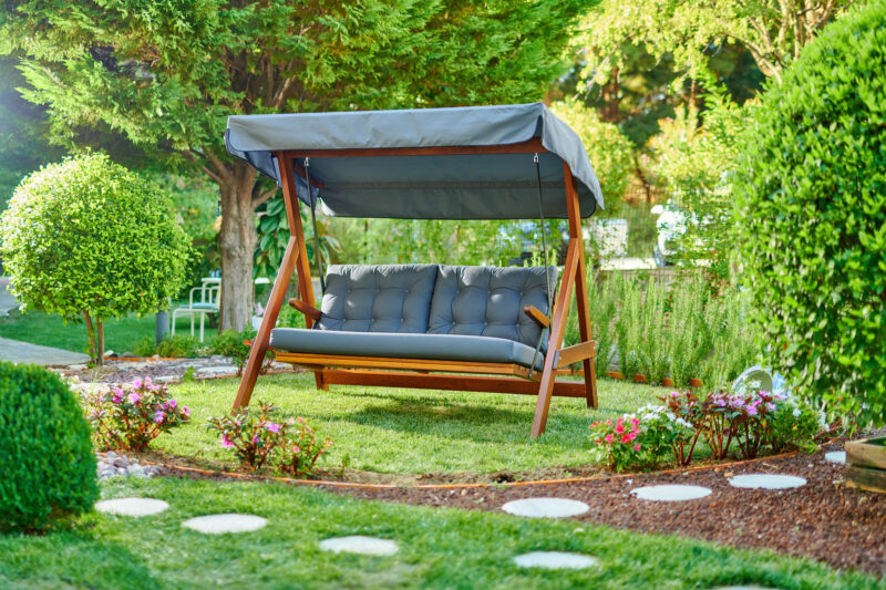 Fager hammock - Antracitfärgad trädgårdssoffa med soltak i äkta furu