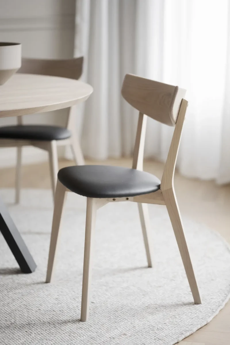 Ami Stol, Vitpigmenterad/svart