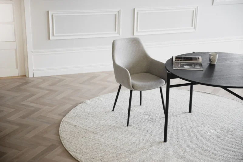 Reily Karmstol, Beige