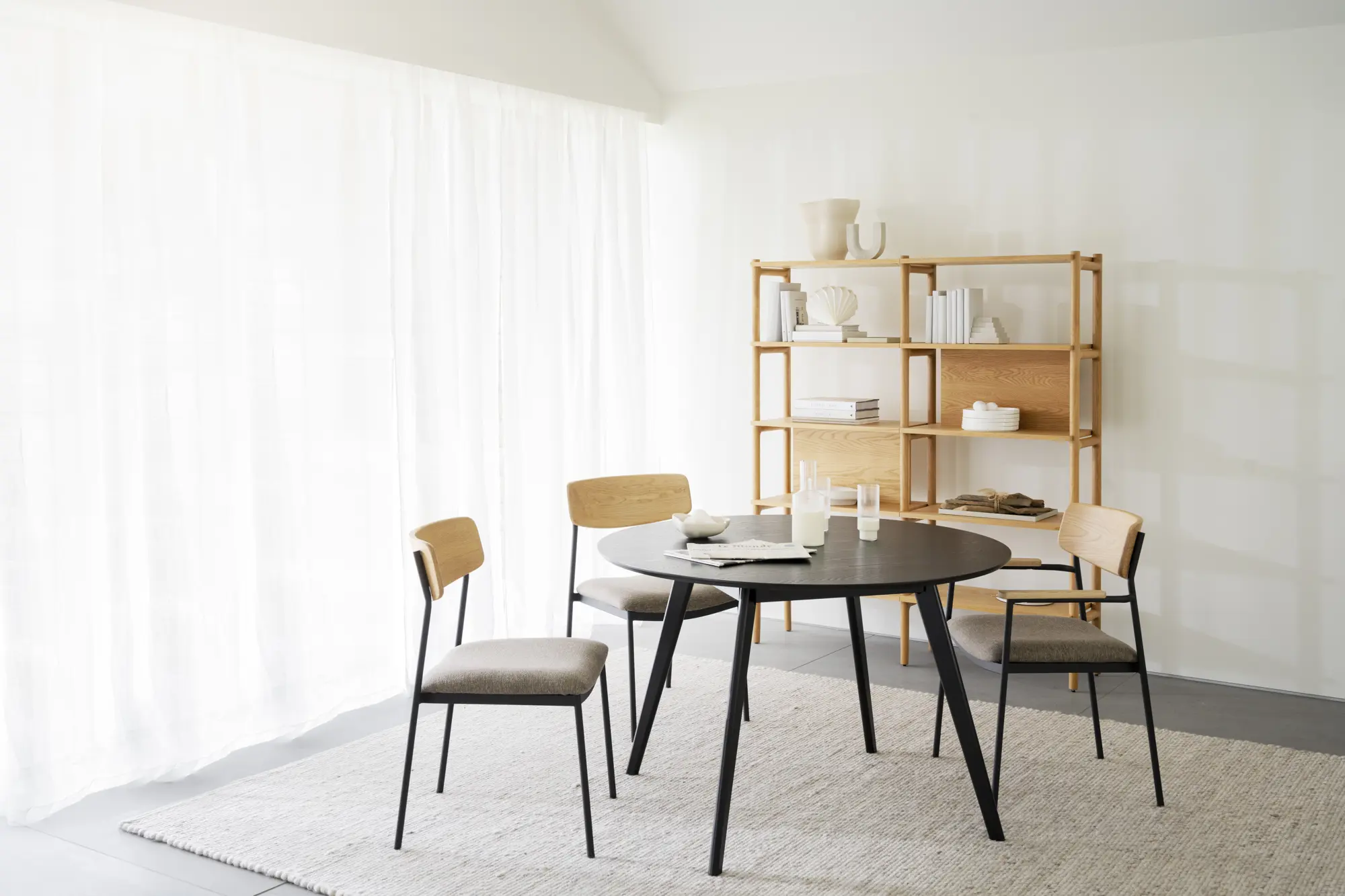 Yumi Matbord, Svart