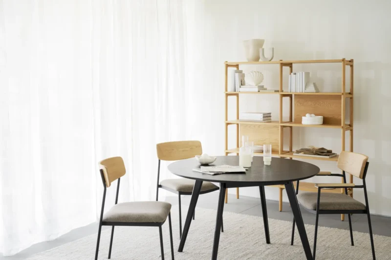 Yumi Matbord, Svart